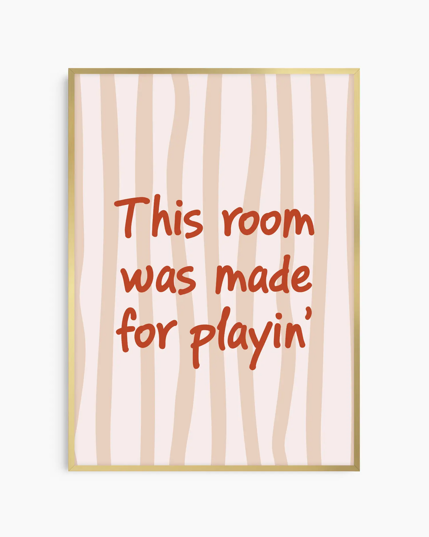 Nursery poster with text 'This room was made for playin'' on a beige striped background, framed in a golden aluminium frame.